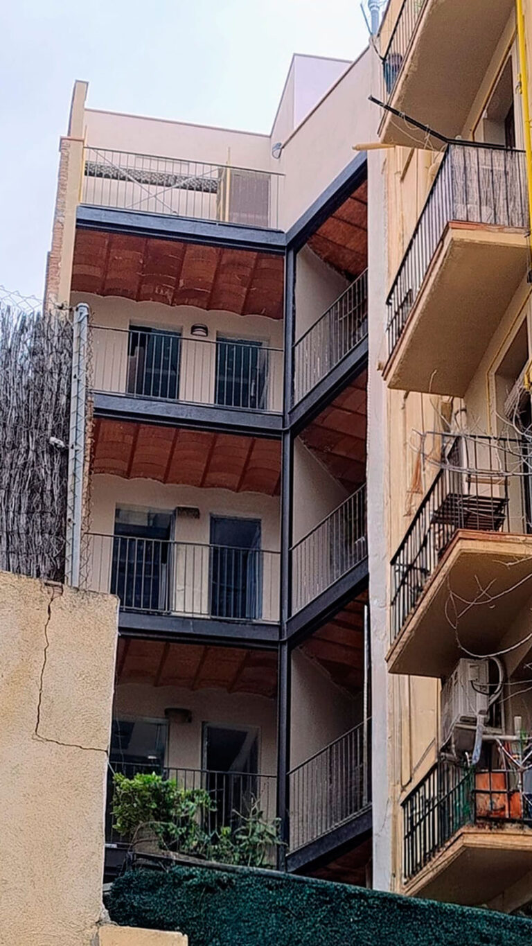 después de reforma de fachada edificio en Barcelona | 2rc Reformas Integrales