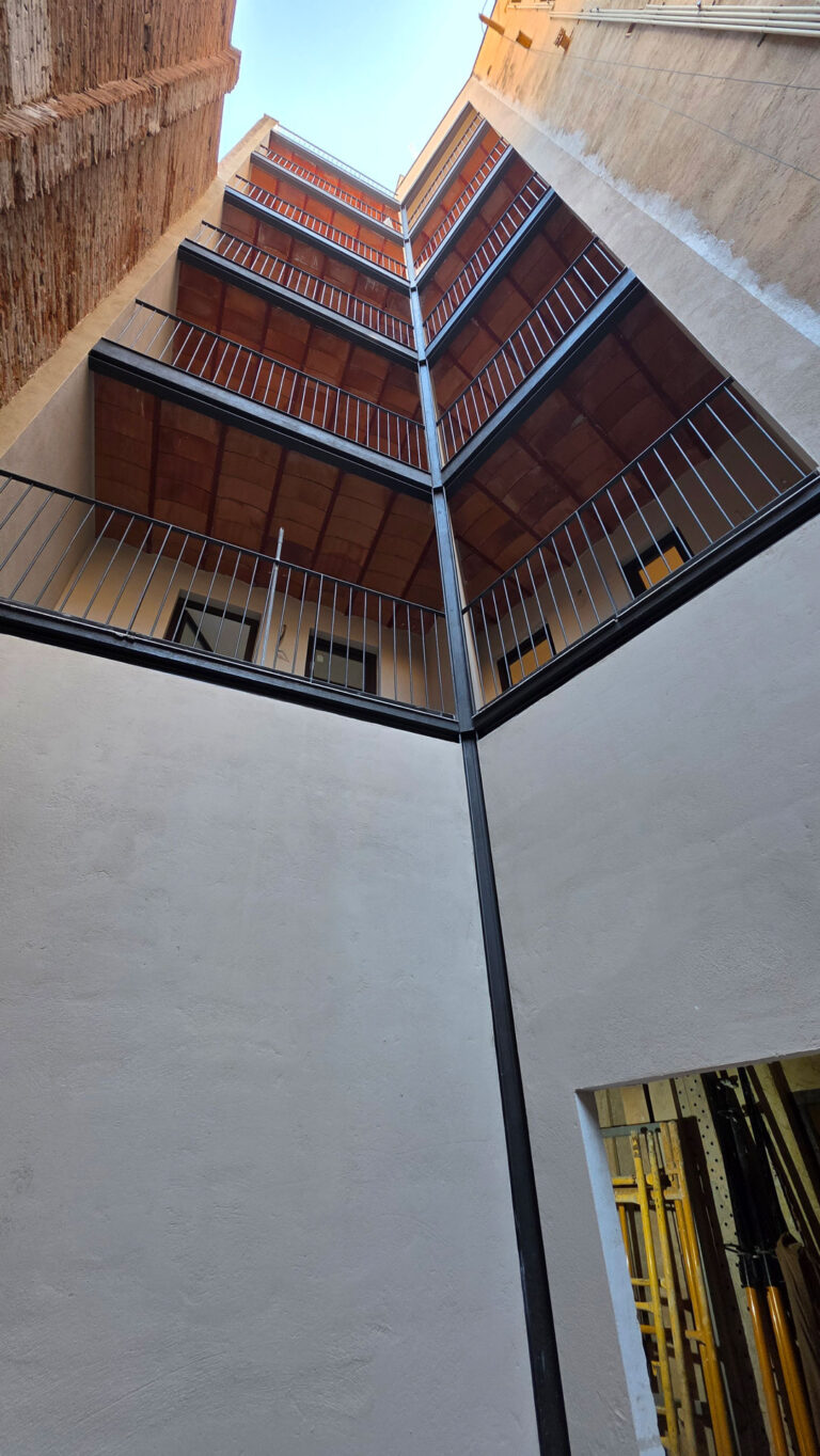 Reforma integral edificio oficinas en viviendas en Barcelona | 2rc Reformas Integrales