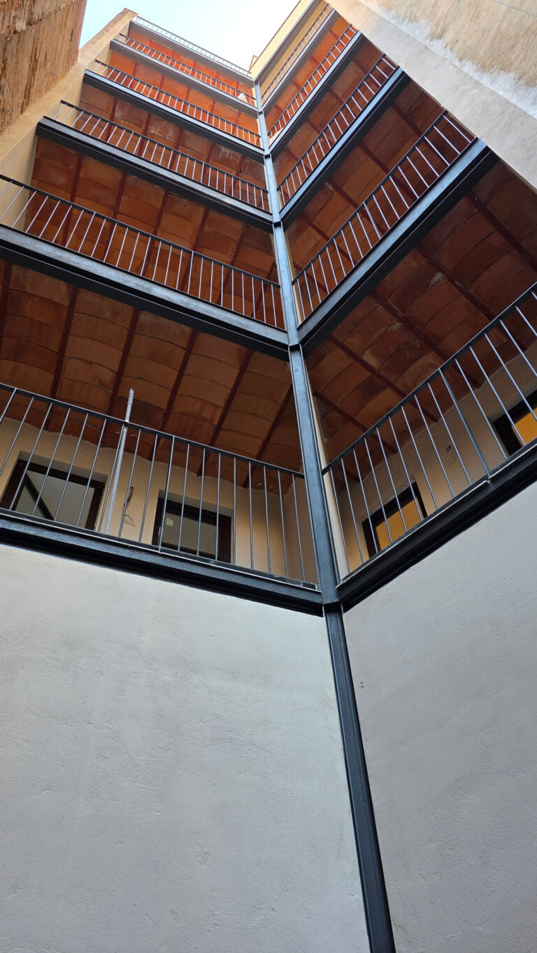Reforma integral edificio oficinas en viviendas en Barcelona | 2rc Reformas Integrales